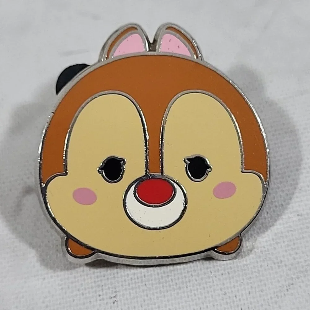 Disney Pins Set‎ Of 4 different Tsum Tsum Character Pins Pooh Minnie Daisy Chip